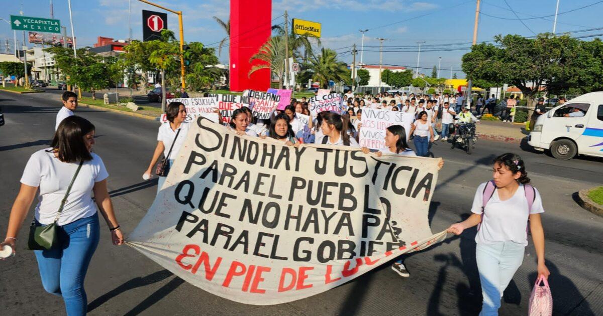 Marchan Para Recordar A Los 43 Estudiantes Desaparecidos De Ayotzinapa