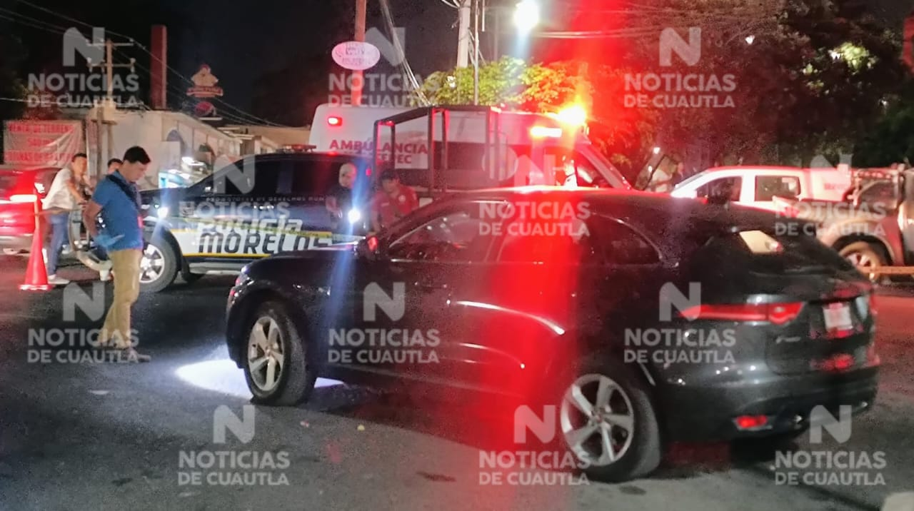 Atacan a balazos a dos hombres frente al mercado de Oaxtepec