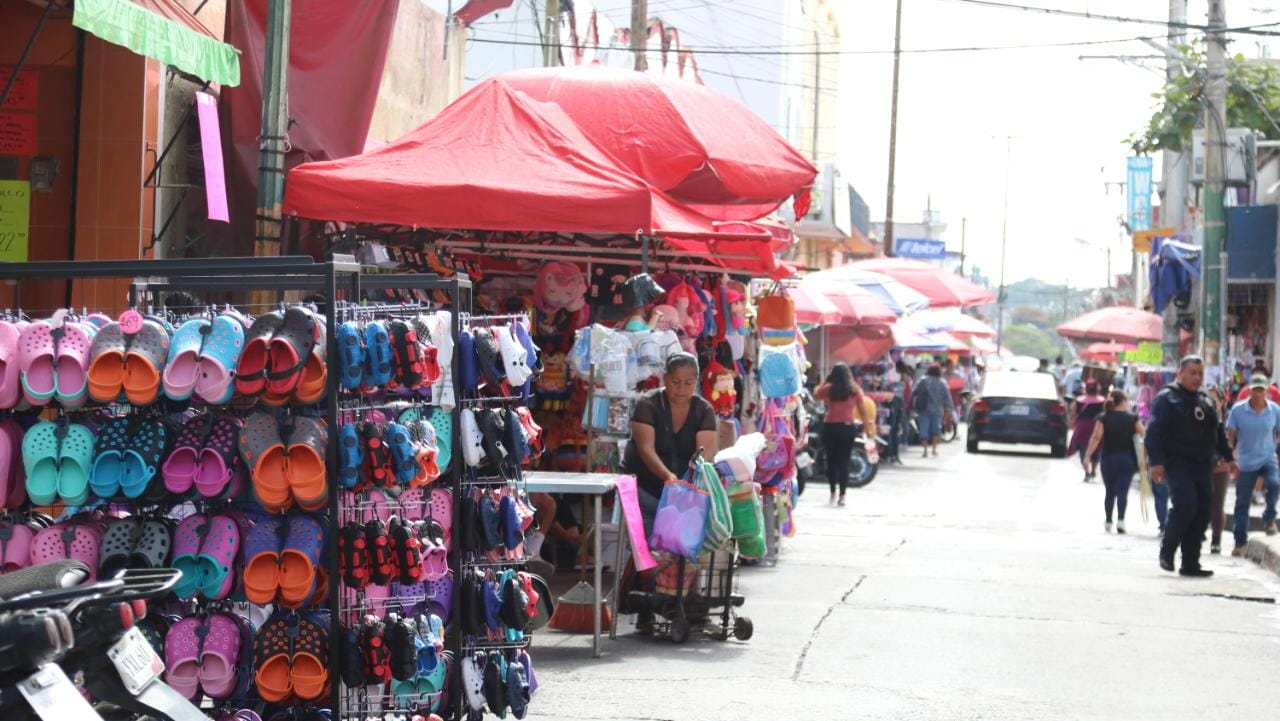 Piden que comerciantes ambulantes se reubiquen en centro comercial