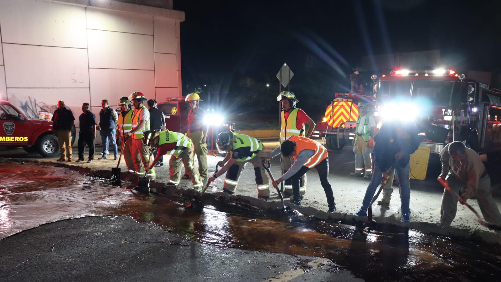 Ante accidente de pipa responden rápido cuerpos de emergencia de Cuautla