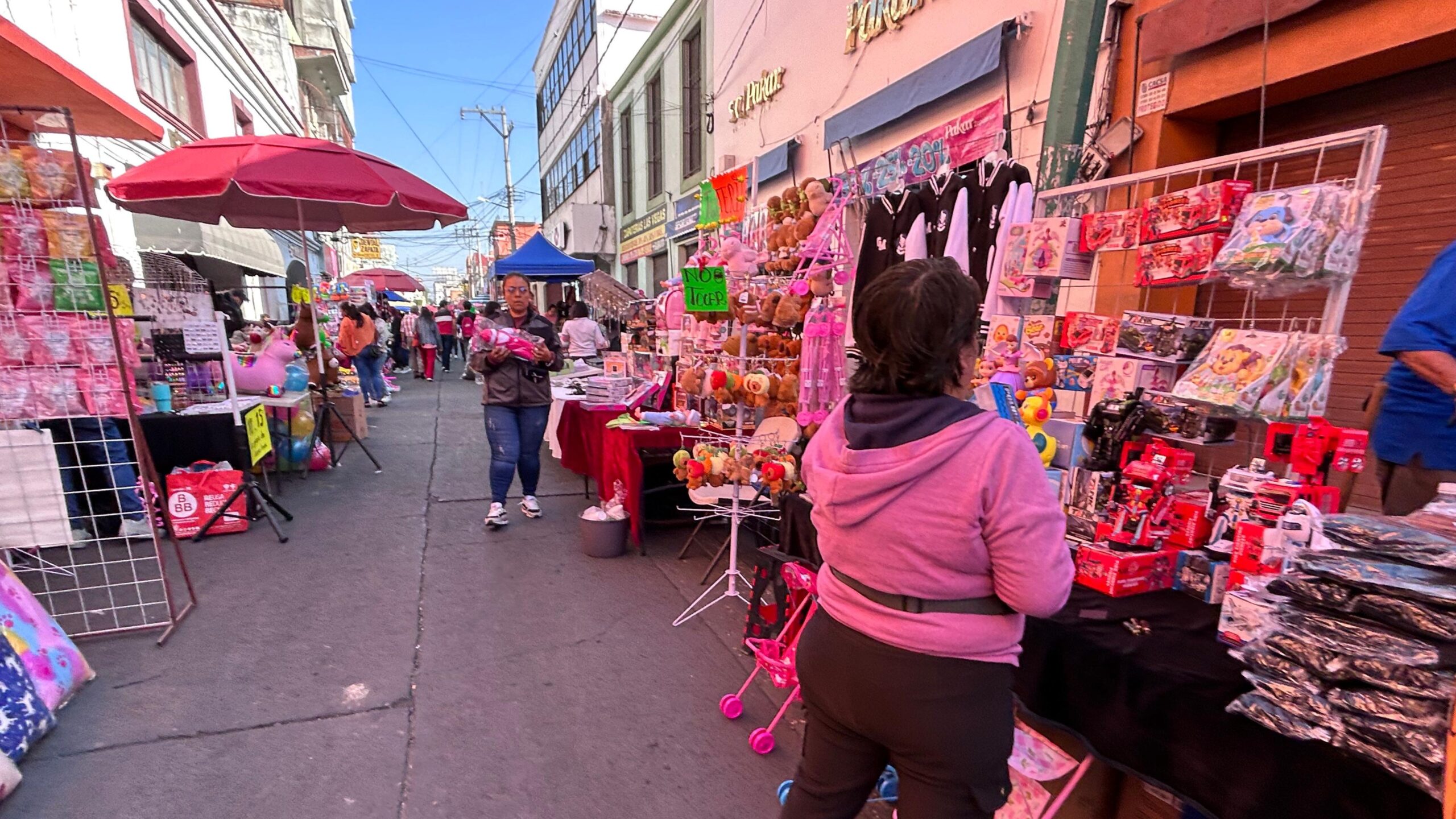 Se instala tianguis de juguetes en primer cuadro de Cuautla