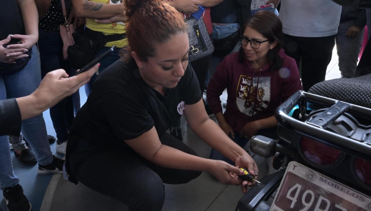 Capacitan a mujeres morelenses en reparación y mantenimiento de motos