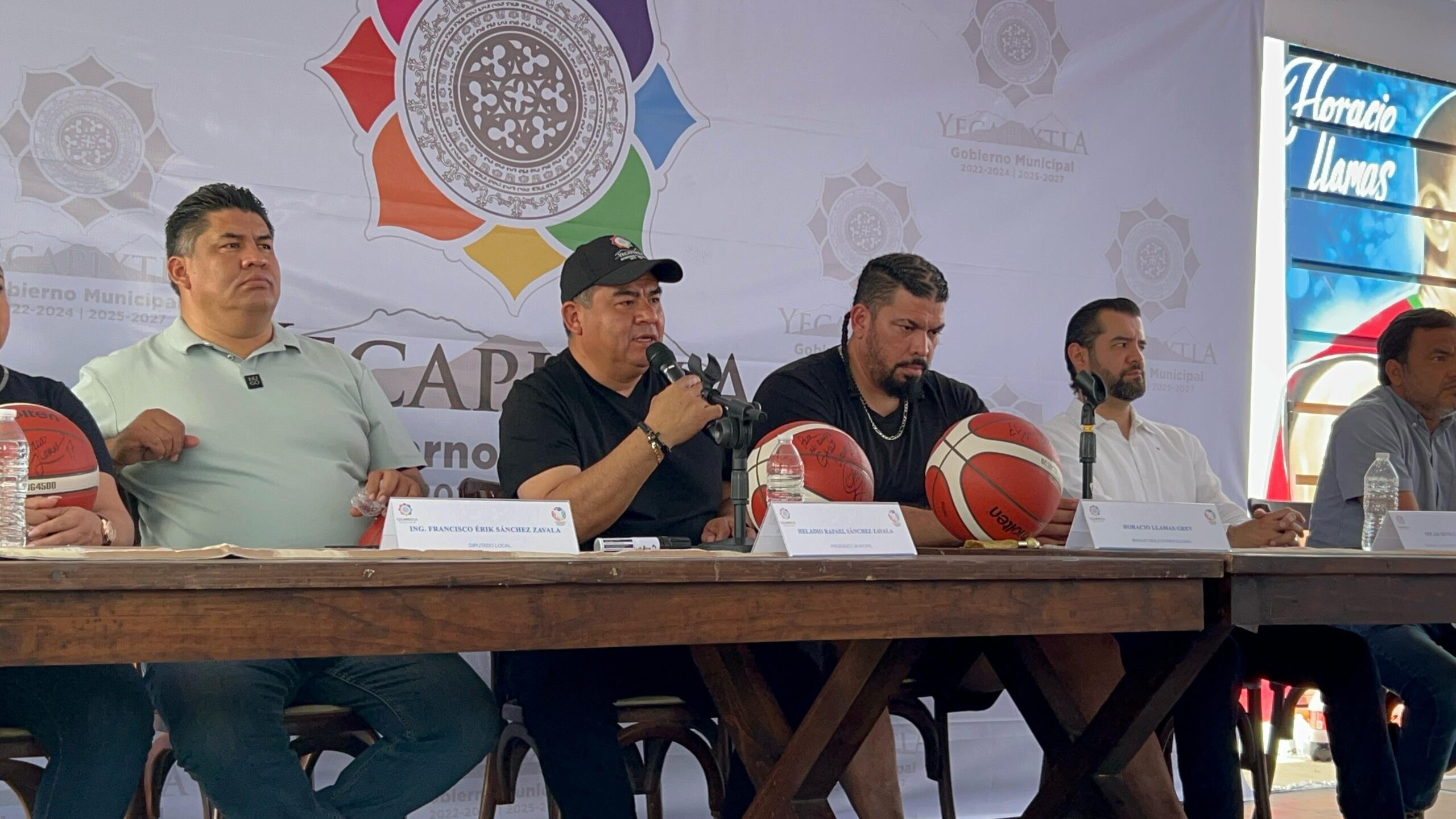 Horacio Llamas inaugura junto autoridades de Yecapixtla primera cancha de duela