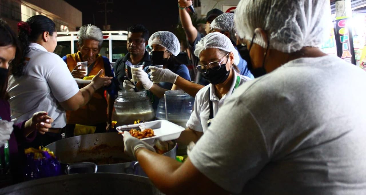 DIF Cuautla lleva cenas calientes a familiares de pacientes en hospitales locales