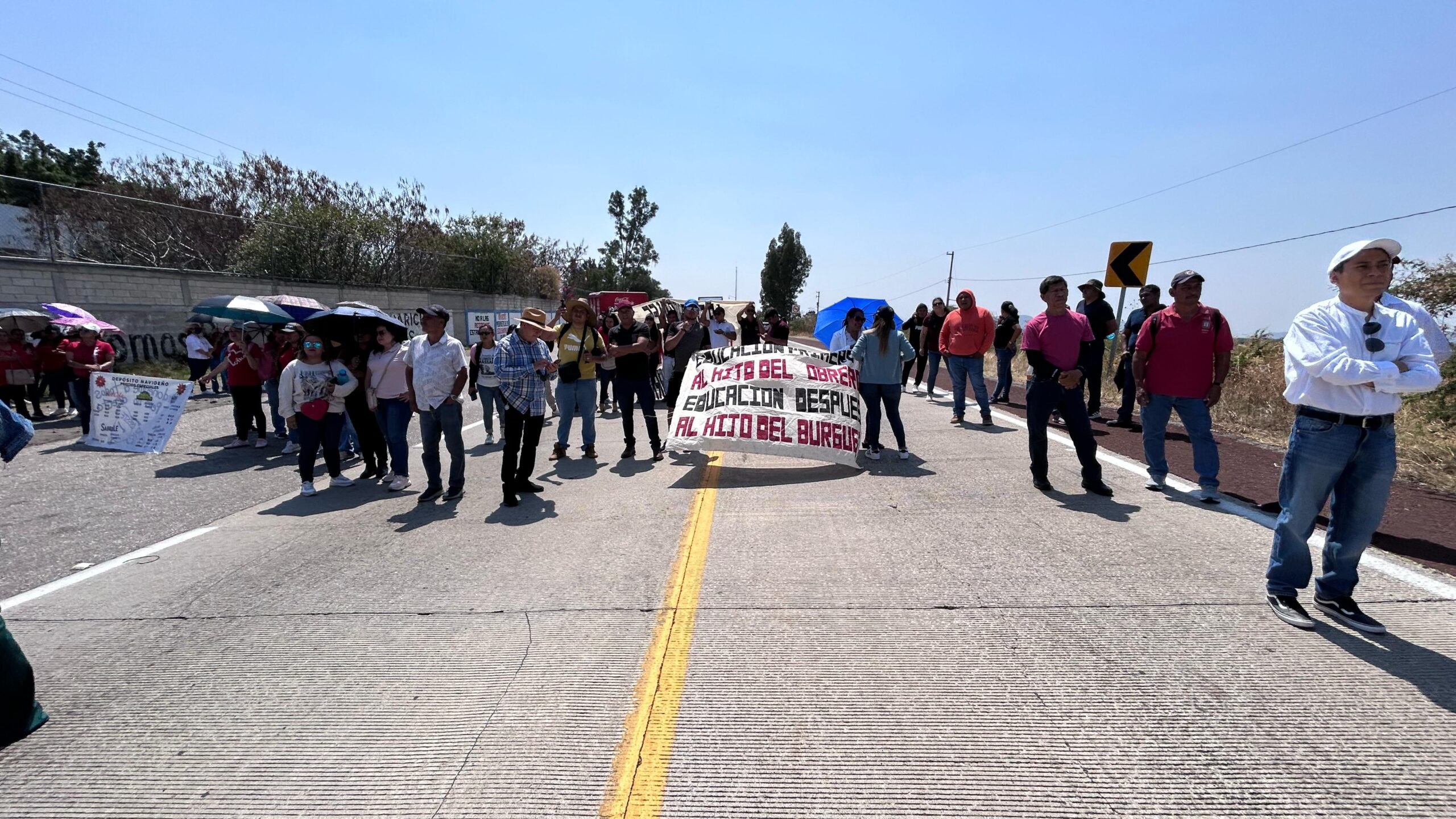 Docentes cierran autopista Siglo XXI