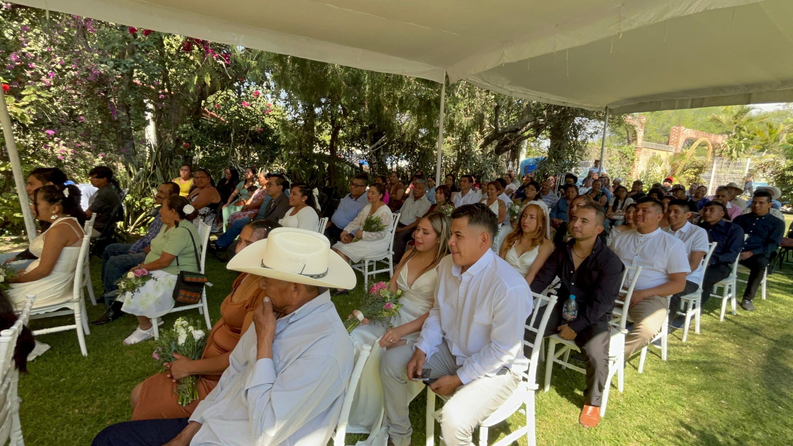 16 parejas se dan el sí en boda comunitaria