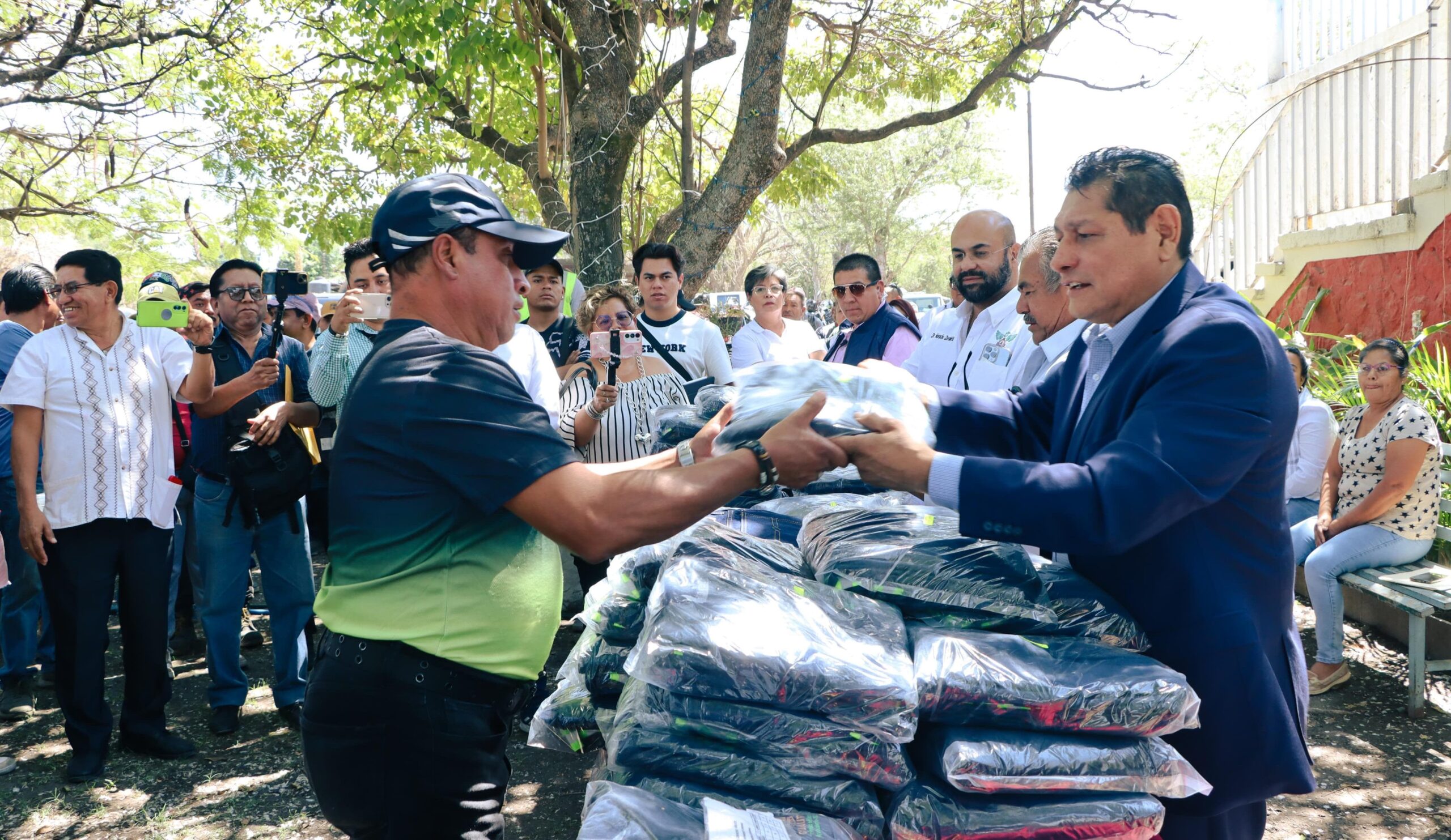 Jesús Corona entrega uniformes a trabajadores de servicios públicos