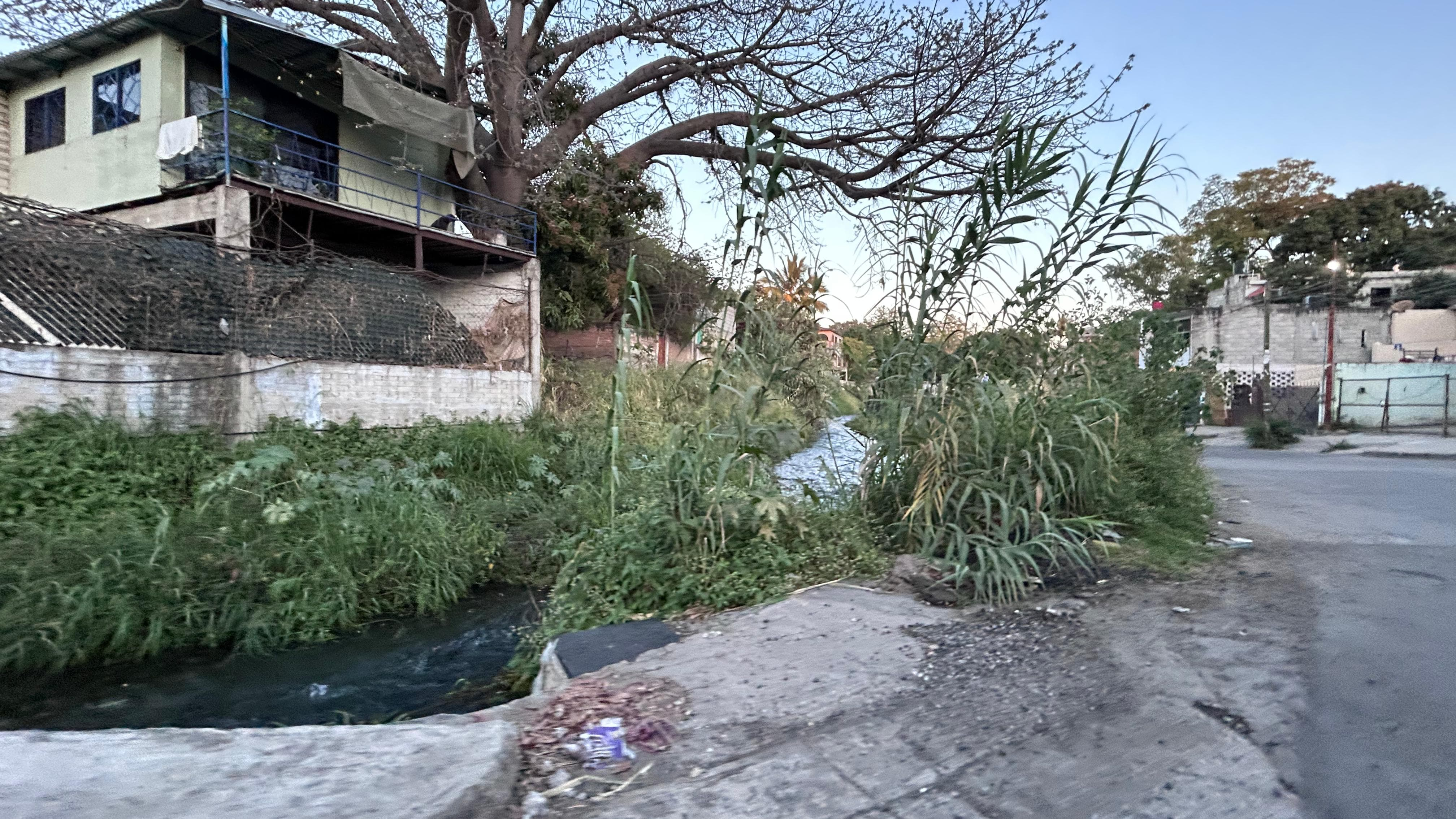 Pide Agua Hedionda ayuda para construcción de barda de la barranca