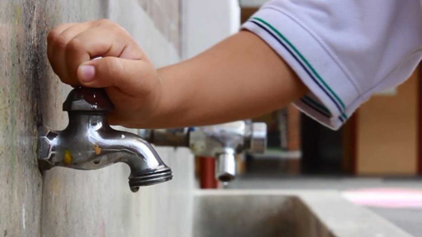 60% de las escuelas sufren por la falta de agua