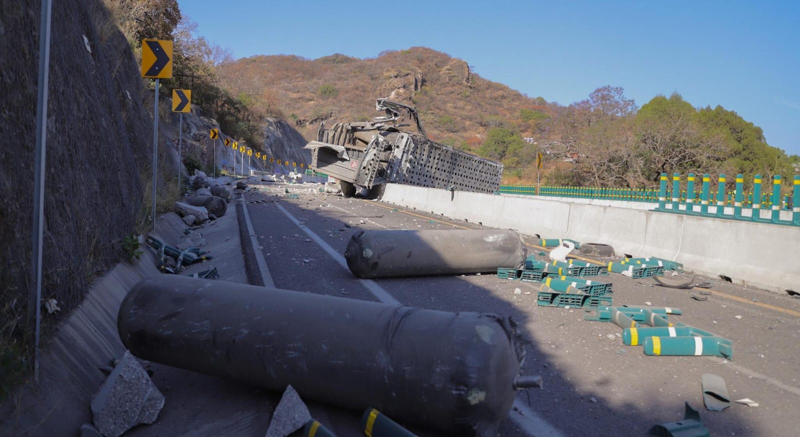 Deja daños materiales accidente de tractocamión de gas natural en La Pera – Cuautla