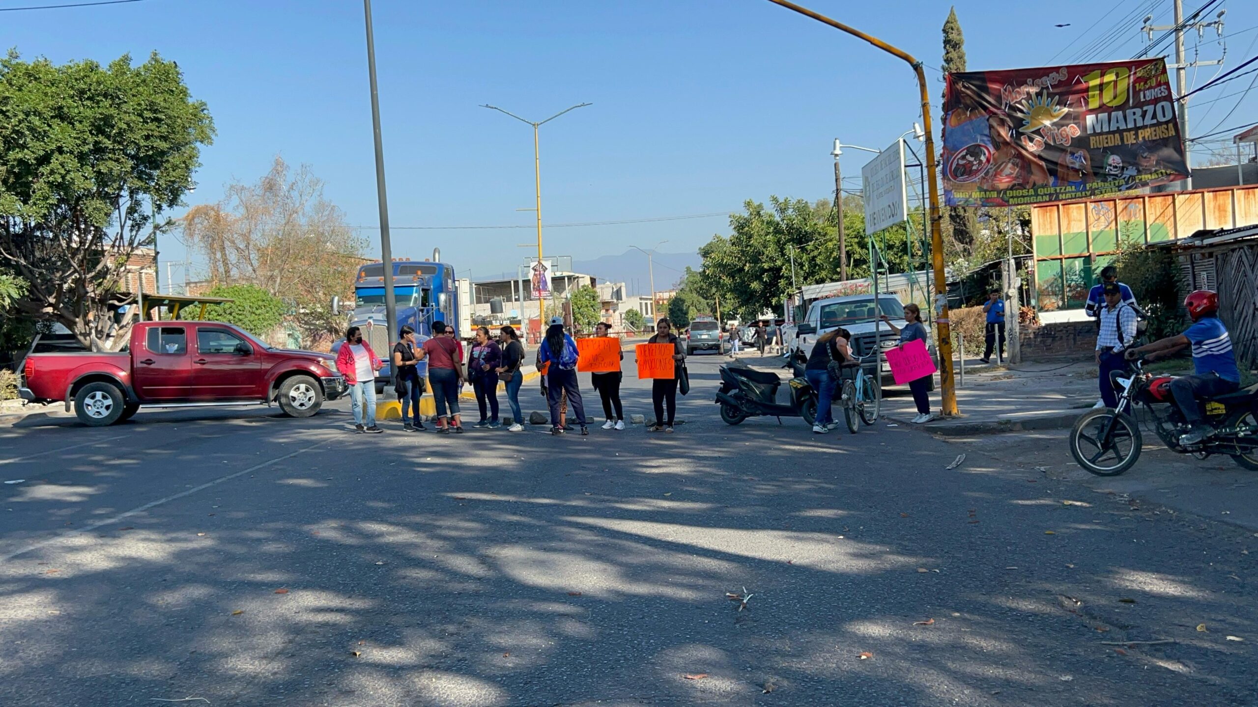 Se manifiestan papás de primaria en Casasano y cierran vialidades