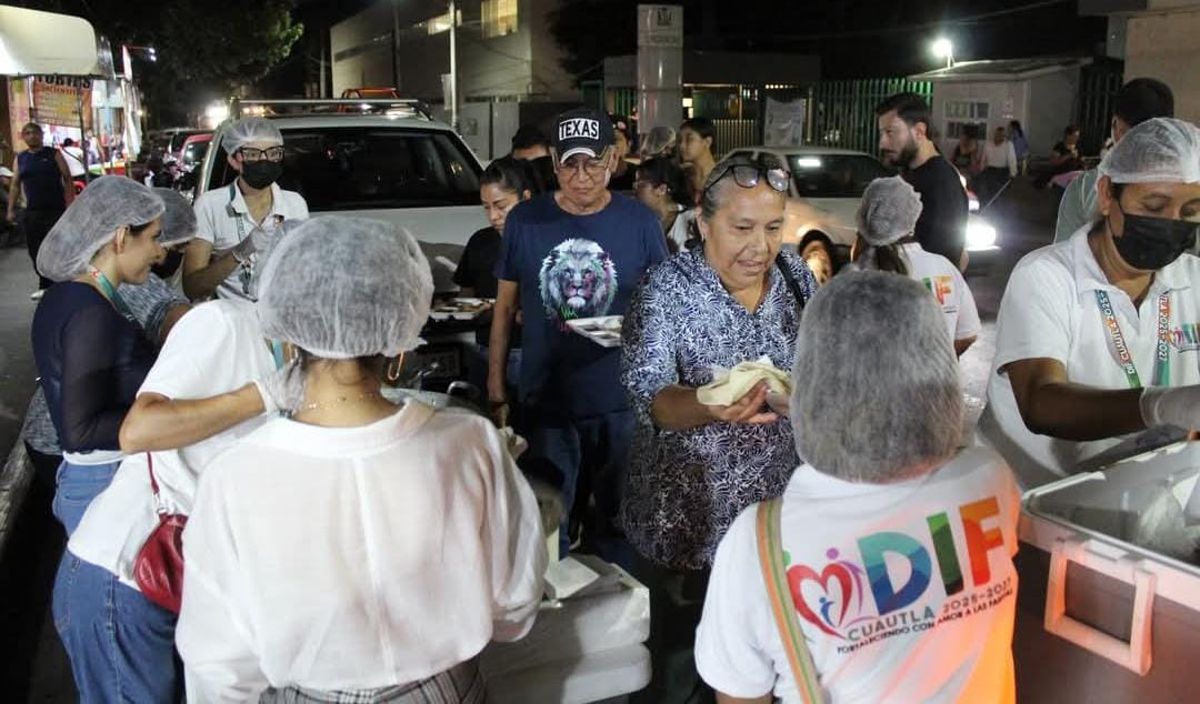 Lleva DIF alimentos calientes a familiares de pacientes en el IMSS Cuautla