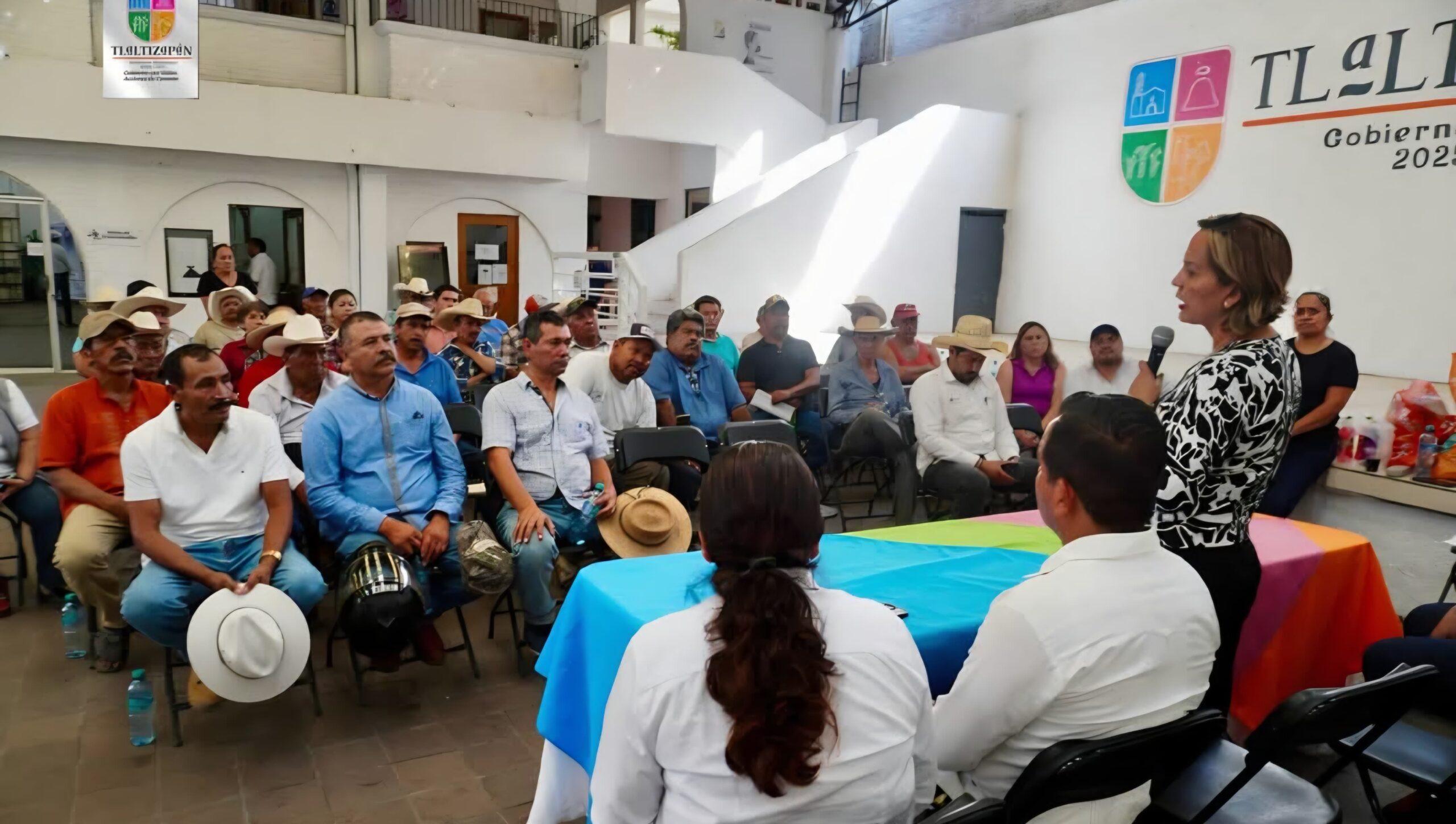 Escucha y atiende Nancy Gómez Flores a agricultores en Tlaltizapán