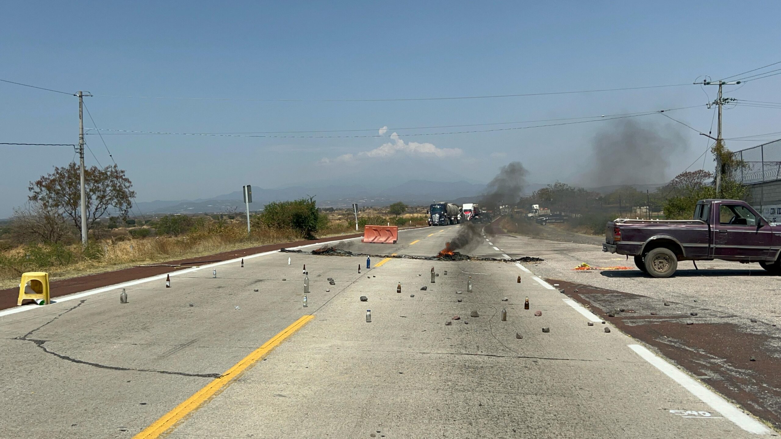 Cierran autopista Siglo XXI padres de escuelas de Amilcingo