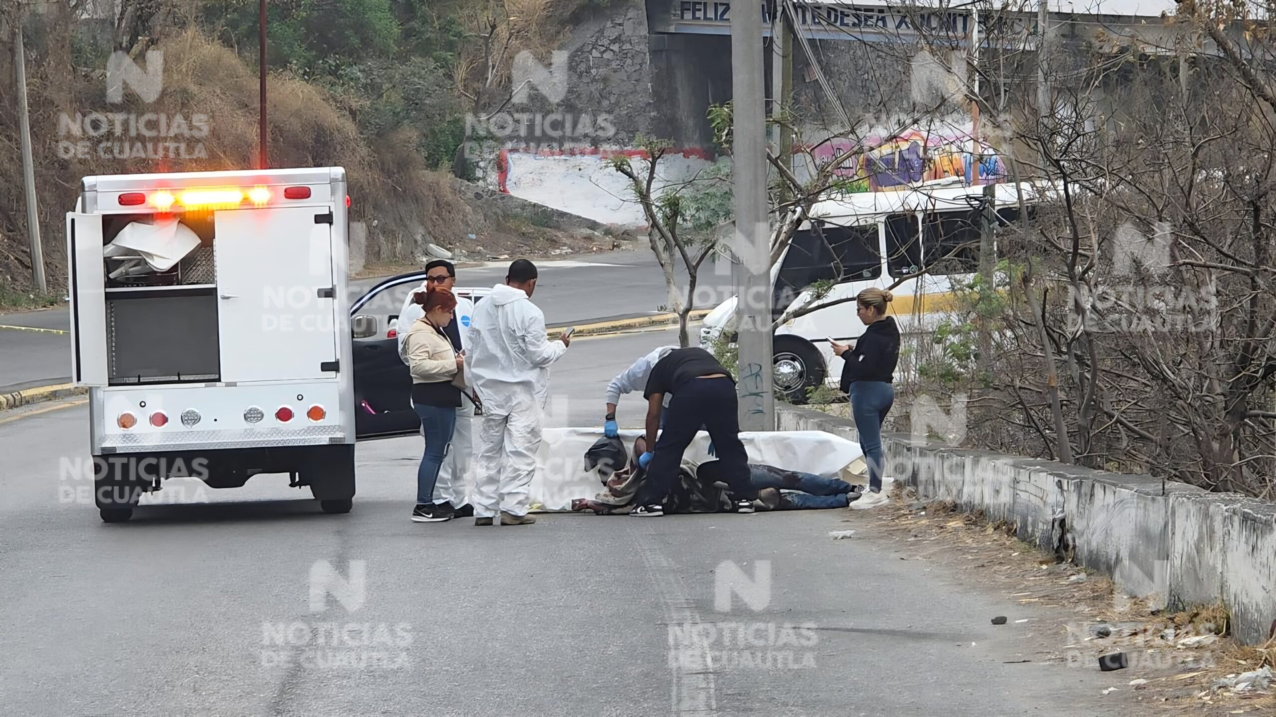 Hallan cadáver encobijado con signos de violencia en la carretera Cuernavaca-Taxco